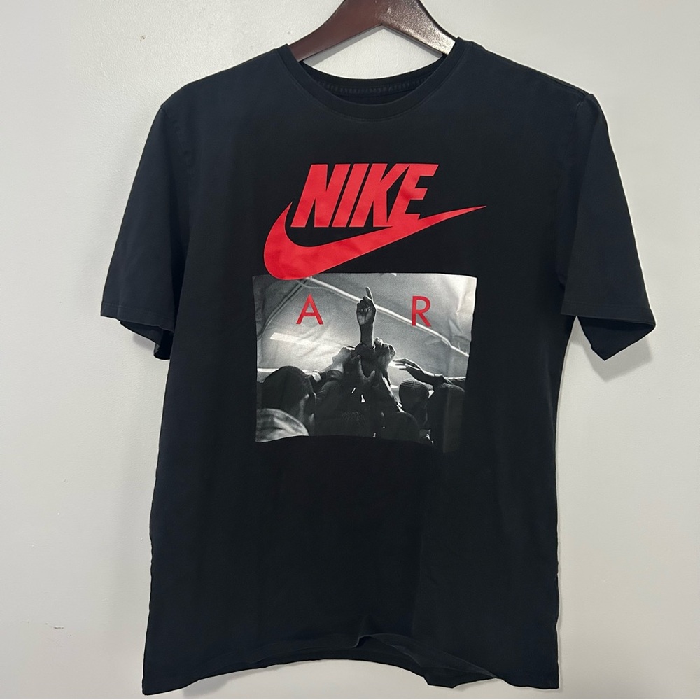 Nike Men's Black and Red Graphic Tee L